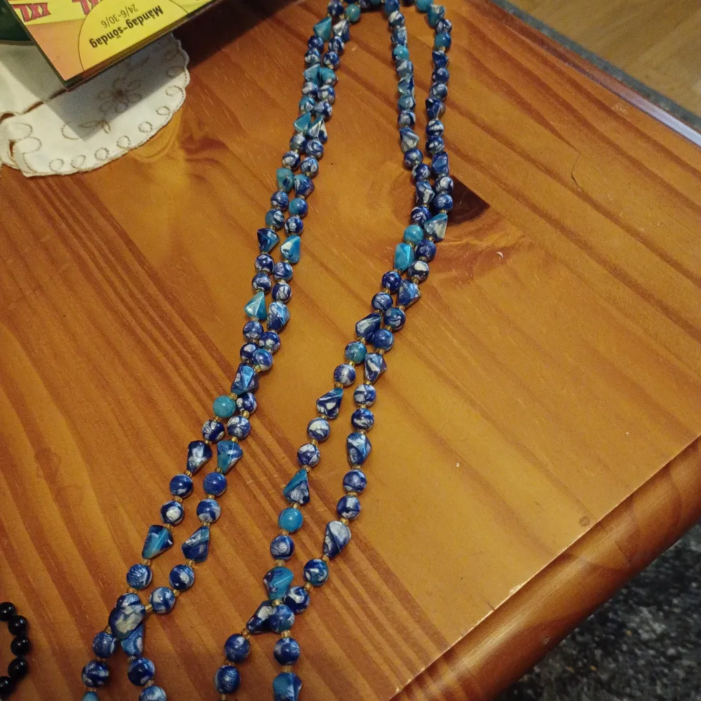 Stort halsband med olika färger på pärlorna.. Asusteet.