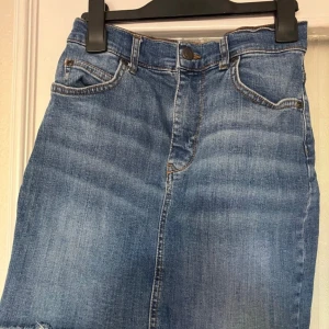 Pull&Bear jeanskjol. - Jeanskjol med fransar nertill.Storlek M.Fint skick.