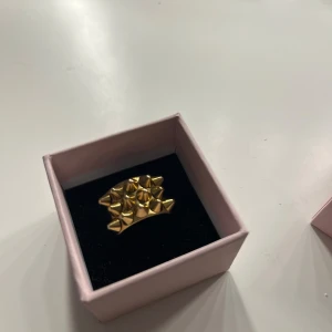 Edblad ring - säljer min ring då den inte kommer till användning lägre, den är i super fint skick lite lite missfärgning på baksidan av ringen men inget man lägger märket till då de är så lite.