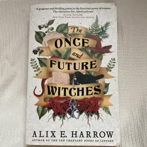 The Once and Future Witches av Alix E. Harrow. Har defekter; hörnen på framsidan har vikts och därmed har framsidan börjat flagna av (bild 4). Ryggen är även vikt (bild 2). Samma defekt på baksidan. På engelska.