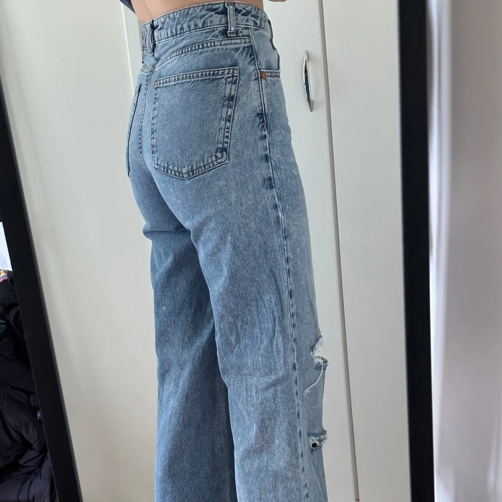 Ett par blåa jeans som är använda några gånger. Sista bilden visar att längst ner är jeansen slitna för att de var långa för mig, men det är inget stort. 😊Modellen är ’Tower Wide’.  Skriv om ni har funderingar 🤍. Jeans & Byxor.
