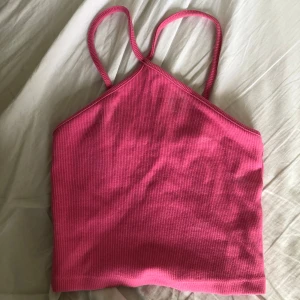 Halternecktopp - Ännu en snygg halterneck topp💕även denna köpt på Zara men knappt använd ❤️💕Storlek S men passar mig som är XS