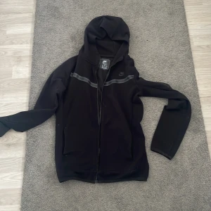 Nike  - Den är Nike tröjan är som ny men Dragkedjan är av den är bara att sätta på man får med den