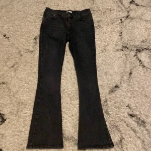svarta  jeans - Svarta jeans ,inga skador storlek 42 köpt från Gina säljer  pågrund av det inte är min storlek pris kan diskuteras 