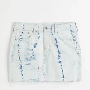 H&M jeans kjol - Så fin och populär kjol från H&M, kommer ej till användning och har inga defekter ❤️