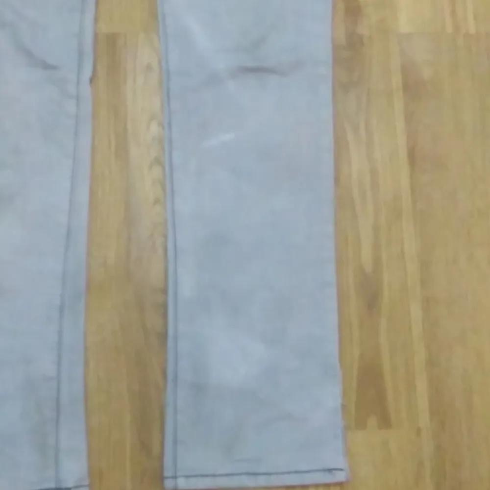 Grå jeans som är vinteg och super coola . Har bara använt några få gånger har några små Fleck men kan tvättas. Jag är 172cm Kom privat för några mer frågeställningar. Mitt Swish är i min bio💕💕💕. Farkut & Housut.