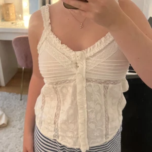 Sommarlinne - Super sött linne från zara köpt förra året 💗 endast använt fåtal gånger, axelbanden är insydda men går att sprätta upp 💗 super fint skick!