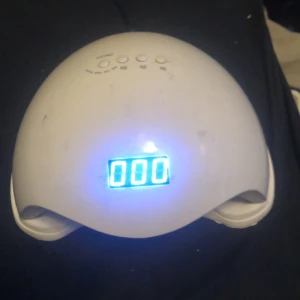 Uv/led lampa till gel naglar.  - Har använts Max 10 gånger. Funkar väldigt bra men lite smutsig kommer självklart att göra rent den innan den köps. Kan mötas upp i Hallsberg eller Kumla men kan även posta. 