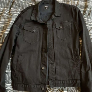 Crocker jeans jacka - Storlek: L Jeansjackan är i ny skick Använt ca 2-3 gånger
