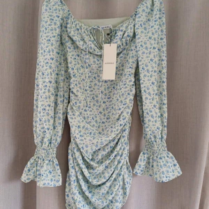 Adorre klänning  - En helt ny klänning från Adoore med prislapp kvar. Säljer pågrund av att den är för liten. Köp för 1100. 