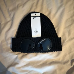 C.P Company mössa - Svart - Säljer denna one size C.P Company mössa eftersom jag behöver pengar och därför säljer jag denna billigt för 1200kr nypris ligger runt 2500kr men pris kan diskuteras vid snabb och enkel affär. 