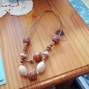 Halsband med olika färger på pärlor. - Halsband med olika färger på pärlor.