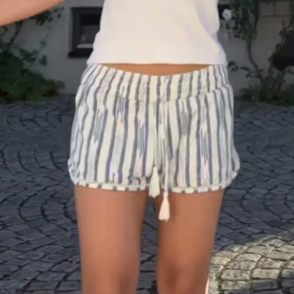 Säljer dessa somriga  shorts från H&M, som har tecken på användning men är fortfarande i bra skick🤍💙( man kan även vika ner dem som på bilden så de blir lågmidjade). Shorts.