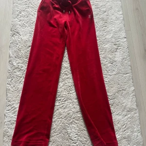 Röda juicy❤️ - säljer mina superfina röda juicy byxor med diamanter på baksidan❤️ dom är endast använda typ 3 gånger och är i superskick!💕 pris kan diskuteras! nypris: 1200kr🫶