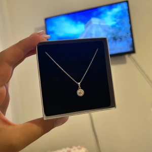 Guldfynd silver halsband - Superfint silverhalsband som är helt ny. Från Guldfynd! Äkta silver. En present som tyvärr inte kommer till användning.