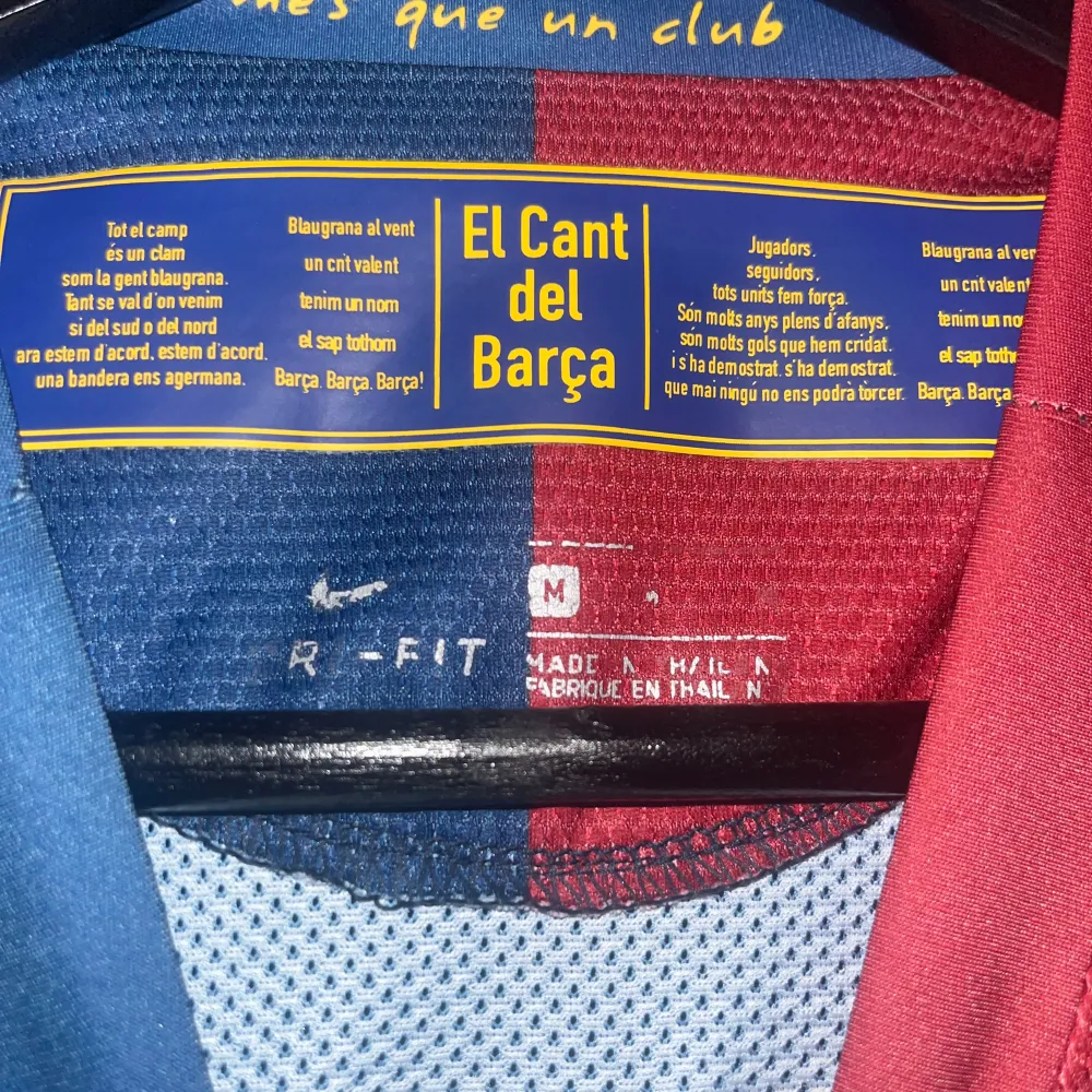 Säljer en Barcelona-tröja från säsongen 08/09 med Thierry Henry på ryggen. Tröjan är i bra skick och sparsamt använd.. T-shirts.