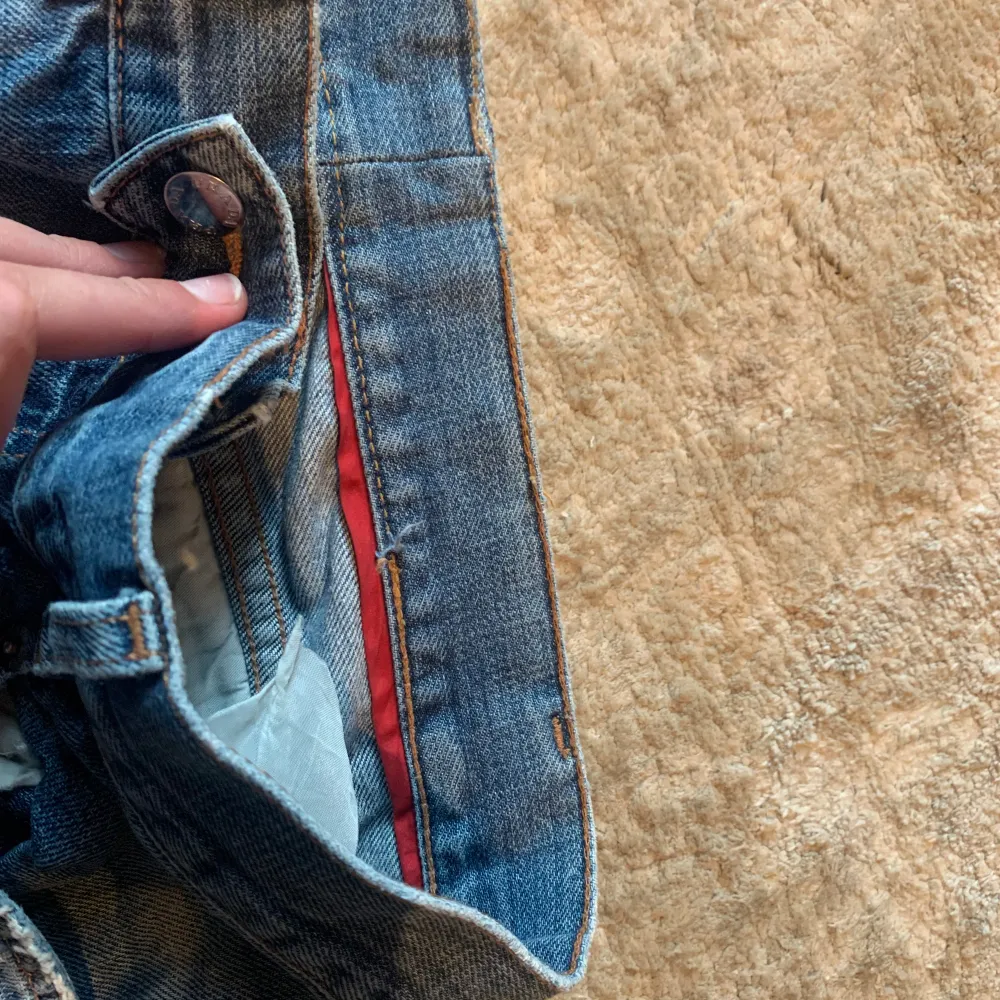 Säljer mina älskade Prada jeans!! . Farkut & Housut.