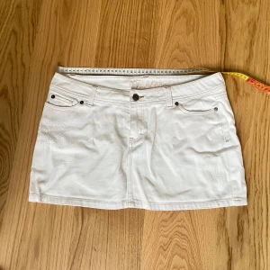 Jeanskjol  - Low waist jeanskjol som jag köpte här på plick men tyvärr passade den inte, kontakta gärna vid frågor eller funderingar💗