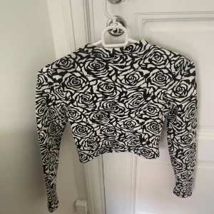 Topp - Topp/ tröja som är kort i midjan. Supersnygg!