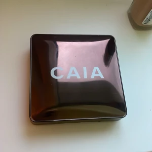 Caia glow bronzer - Säljer min bronzer från Caia som jag köpt i fel färg den har inte kommit till jättestor användning och det finns mycket produkt kvar💕 pris kan diskuteras🥰