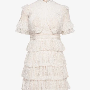 By Malina - Liona dress - Säljer denna jätte fina bymalina klänning som var tänkt för studenten men kom försent, prislappar finns kvar. Aldrig använd endast testad. Nypris 2800