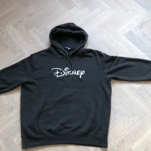 Hoddie - Disney hoddie från h&m. Kostar 228 på hm och säljer den för 80kr