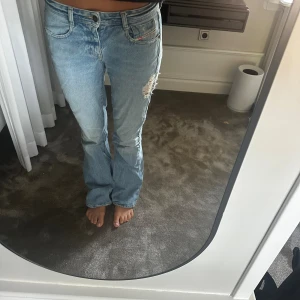 Diesel Jeans - Säljer dessa superfina dieseljeans i storleken W26, de är i mycket bra skick då de sällan har andvönts. Nypris 2700kr🤗