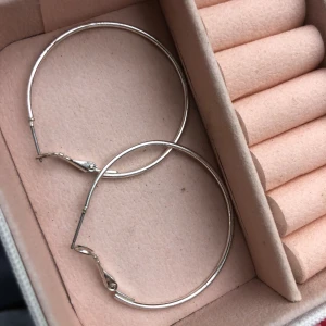 Klassika hoops i silver  - Klassiska runda örhängen i silver, 4 cm i diameter 