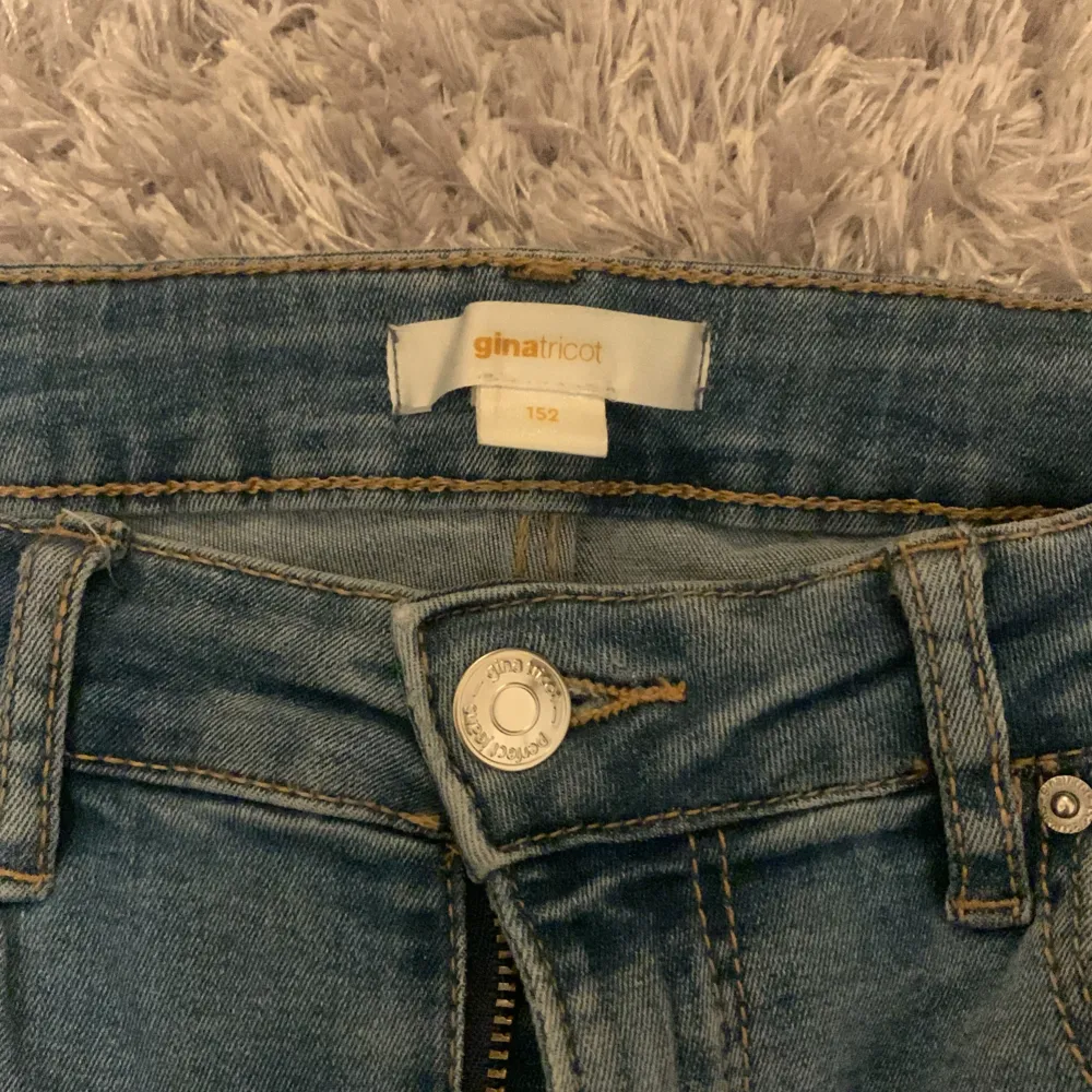 Dessa byxor har använts ett par gånger. Den är lite söndrig men fortfarande väldigt bra kvalitet. De är också stretchiga.. Jeans & Byxor.