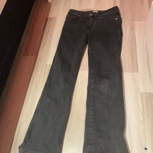 Lager 157 jeans - Low waist jeans svarta. Short lenght.