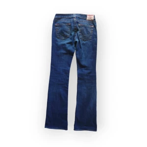 True religion jeans Johnny  - Storlek 29 US, passar S eller M. Midja 39 cm Innerben 82 cm. Bootcut/Rakt. Fråga gärna om fler bilder eller mått 💞