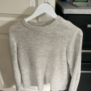 Stickad tröja - Grå/beige stickad tröja från NA-KD. Jättefint skick