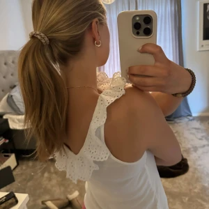 Vit spets topp - Jättesöt topp från zalando, märket heter edc! Jättefin och använd mycket sparsamt! Så gott som ny! Passar perfekt nu till sommaren.🩷