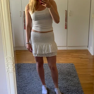 Kjol - Söt volangkjol, passar perfekt att ha som lågmidjad💓 Storlek s/m Helt oanvänd!