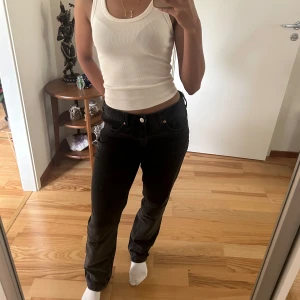 Straight jeans  - Ett par svarta straight jeans från HM i storlek 38, säljer då dem inte kommer till användning 💕nypris 300kr 