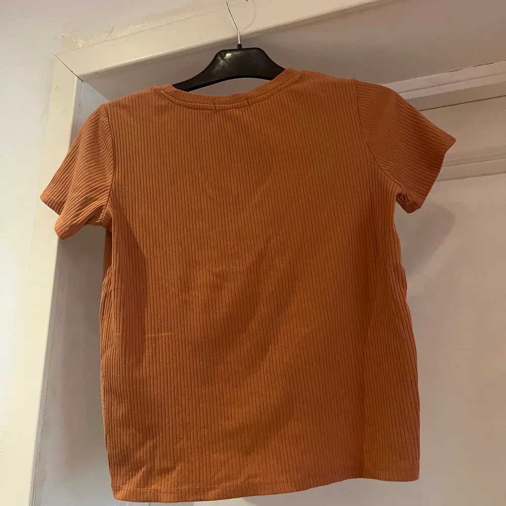 Smuts orange med en knytning, storlek-158/164. Bra skick, andvänd fåtal gånger.. T-shirts.