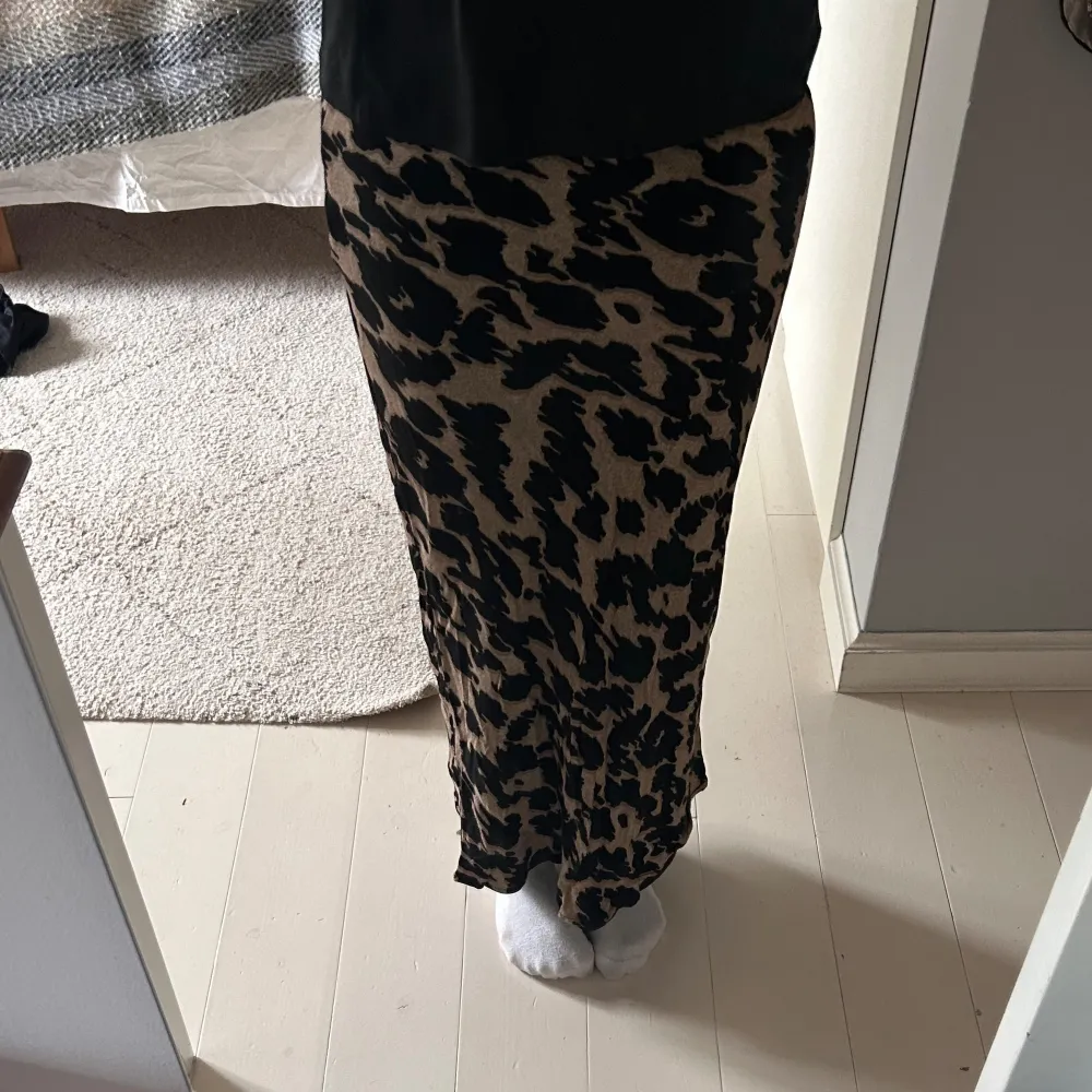 En super fin långkjol i leopard mönster. Säljer för att den inte kommer till användning . Kjolar.