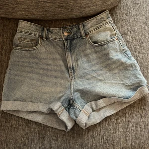Ljusblå shorts - Som helt ny, använd ett få antal gånger. Säljer då de inte alls kommer till användning. 🫶 Storlek eur 40 och passar lite tight på mig som brukar ha storlek M.  Frakt ingår ej i pris!💕 Skriv och kontakta om ni har frågor angående shortsen🫶