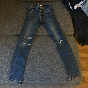 Mörkblåa zara  - Storlek 34, stretchiga, använda 1-2 gånger, skinnyjeans, Låg midja