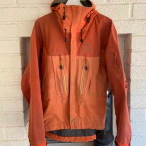 Arc’teryx jacka - Arcteryx jacka i storlek Medium. Vintage skick, dm om du har några frågor eller vill ha fler bilder ✌🏼