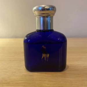 Polo Blue - Parfym: Polo Blue Mått: 5 ml, 10 ml Beskrivning: Fräsch, maskulin, och akvatisk doft med inslag av grönska och basnoter av mysk och trä, idealisk för vår- och sommardagar.