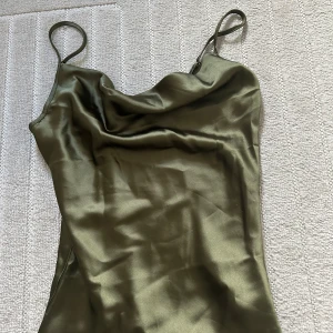 Zara satinlinne - Aldrig använd stl s 