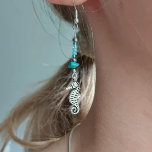 Örhängen med sjöhäst - Handgjorda silver örhängen med sjöhäst och turkosa stenar/kristaller🌊🌙  Kan skickas eller hämtas, vi står ej för frakt😇