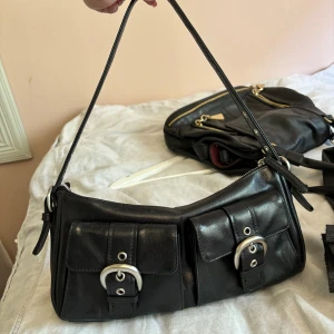 Axelväska - Jättesöt axelväska från vintage märke Monroe