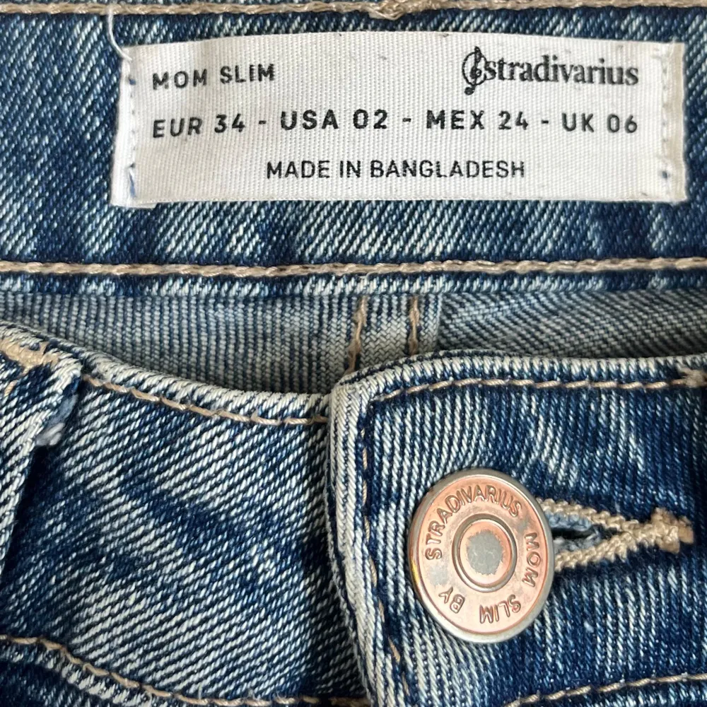 Stradivarius jeans MOM slim. Storlek 34. Som nya. Hög midja.  Köparen står för frakten.. Jeans & Byxor.