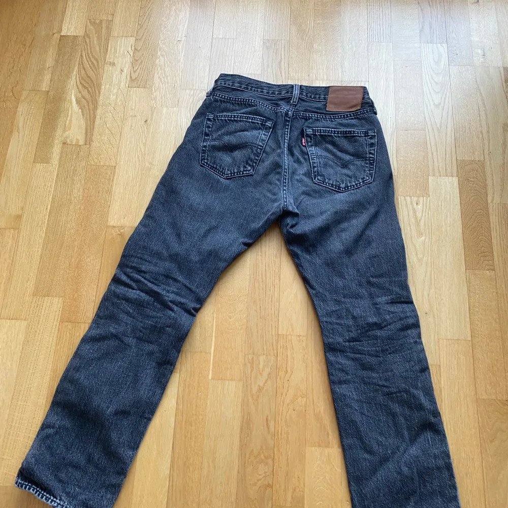 Jeans Levis 501. Med en riktigt snygg svarte färg. Storlek W28-L30. Säljs på grund av att de har blivit för små. Köpta från Levis egna hemsida. Om ni har några övriga frågor eller funderingar är det bara att skriva. Jeans & Byxor.