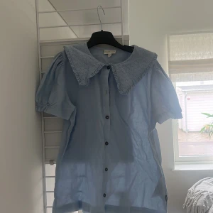  En gullig blus -  En gullig bil som blev för liten snabbt