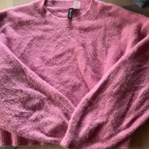 En rosa stickad tröja som är använda ganska många ggr men den är i ett fint skick, jag köpte den för 200kr men säljer för 40kr💕 ( tryck inte på köp)
