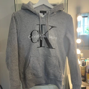 Calvin Klein hoodie - Hoddie i fint skick från Calvin Klein i stl s men lite liten så passar mer xs 200kr 