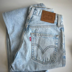 Levis Ribcage - Levis ribcage straight ankle, ljusblå W23! I mycket bra skick, sparsamt använda. Köpt nya 